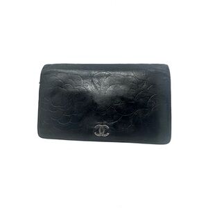 Chanel Camellia Black Leather Bifold Wallet – Vintage CC Logo Floral Embossed